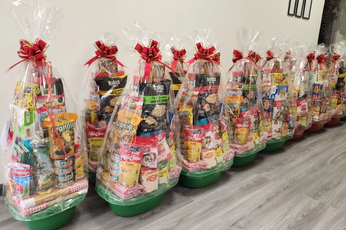 Canastas navideñas envueltas y con moño, listas para entregar en una oficina