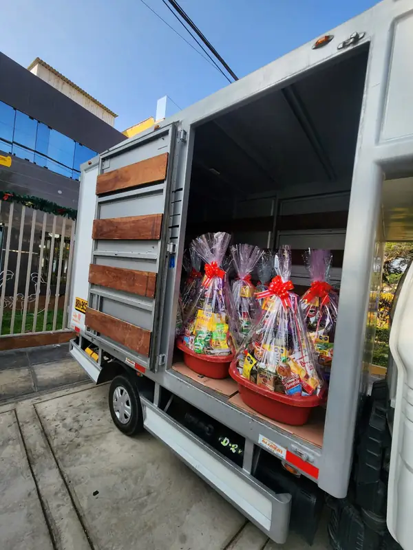 Camión de reparto cargado con canastas navideñas