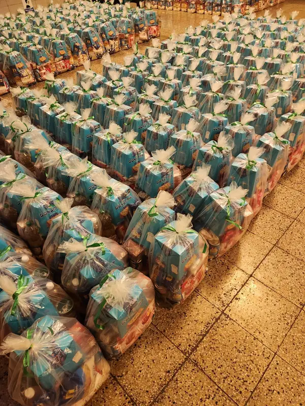 Cientos de bolsas navideñas con panetón listas para un pedido corporativo