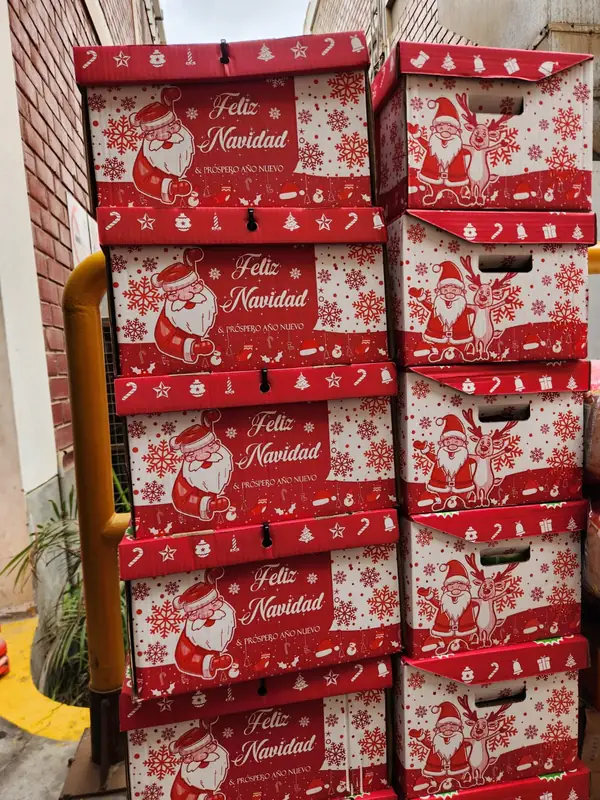 Cajas navideñas Feliz Navidad apiladas para despacho