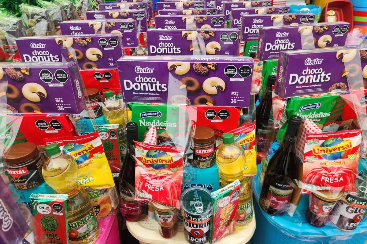 Canastas con productos de marcas reconocidas armadas para un pedido