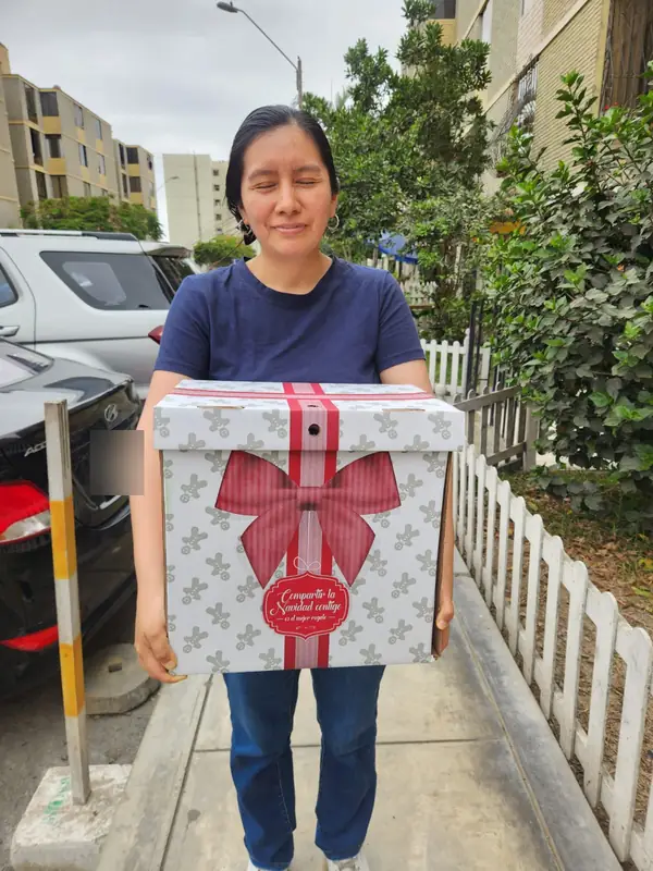 Clienta recibiendo su caja navideña