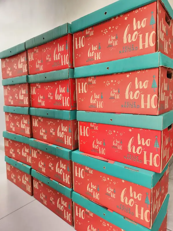 Cajas navideñas apiladas para un pedido corporativo