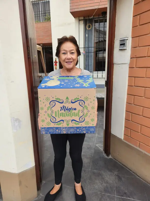 Clienta recibiendo su caja Mágica Navidad