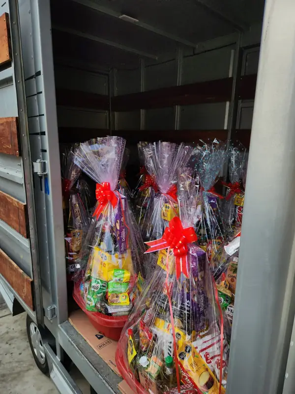 Canastas cargadas en el camión para su entrega