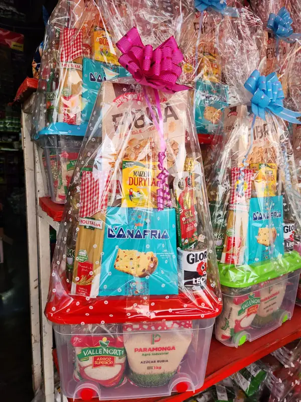 Canastas en organizador con arroz, azúcar y panetón
